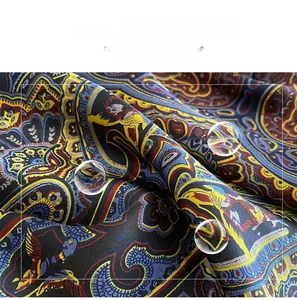 Gros plan d'un foulard en soie synthétique avec motif cachemire et texture douce et fine