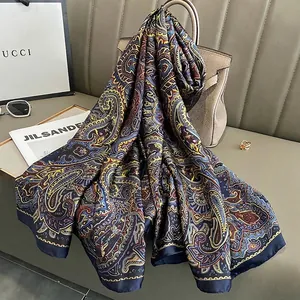 Écharpe en soie imprimé paisley bleu marine sur un sac en cuir avec accessoires de mode
