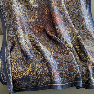 Foulard chic en satin avec imprimé cachemire et texture soyeuse élégante pour femmes