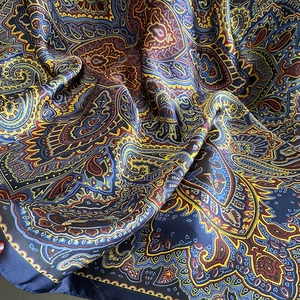 Élégant foulard en soie bleu marine avec motifs paisley jaune ocre et cramoisi
