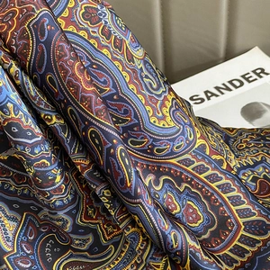 Macro d'un foulard en soie à imprimé cachemire avec texture brillante et motifs bohèmes