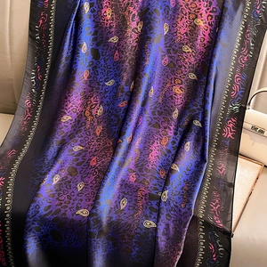 Écharpe élégante en soie à motif cachemire léopard bleu marine et magenta avec motifs dorés