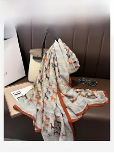 Détail d'un foulard en soie imprimé cheval drapé sur un sac à main beige chic