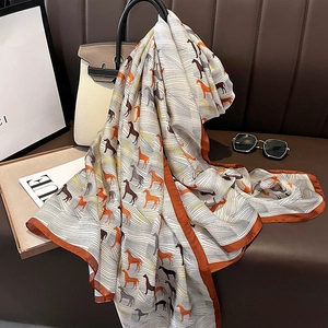 Foulard en satin de soie avec imprimé cheval vintage et bordure orange sur un sac