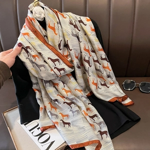 Écharpe en satin de soie avec imprimés de chevaux vintage et bordure orange