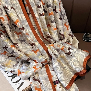 Écharpe élégante en satin de soie avec imprimé cheval vintage et bordures orange