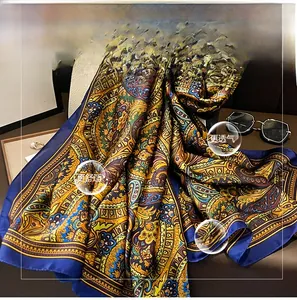 Nahaufnahme der Paisley-Seidenschal-Textur mit elegantem Glanz-Finish