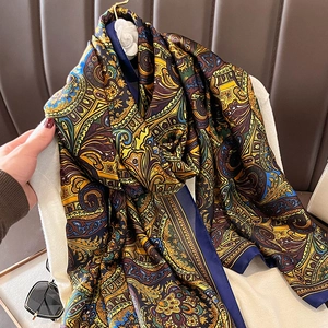 Eleganter Paisley-Seidenschal als schöner Schulterumhang über einem Stuhl