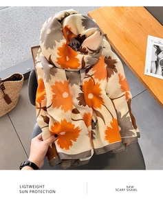Vue détaillée de l'écharpe légère en coton et lin avec motif tournesol orange vif
