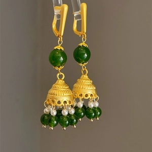 Ethnische Jhumka-Ohrringe im Retro-Stil mit dunkelgrünen Perlen und mattem Goldfinish