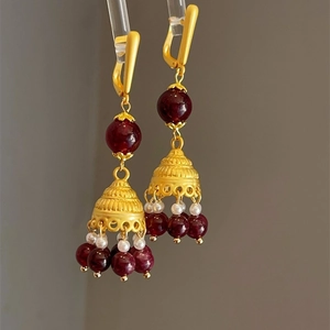 Ethno Retro Jhumka Glockenohrringe aus Gold mit roten Granatperlen und Perlen