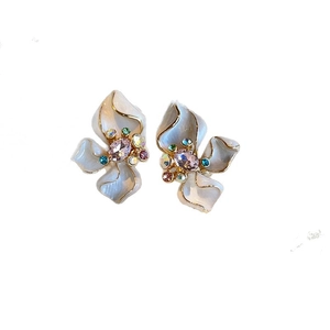 Exquisite floral earrings with white resin petals and colorful crystals for a luxury look