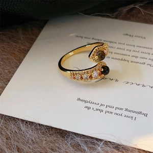 Bague serpent Maillard dorée avec pierres œil de tigre et zircons sur fausse fourrure
