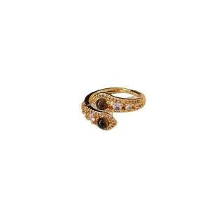Bague ajustable dorée style serpent avec pierres œil de tigre et zircons