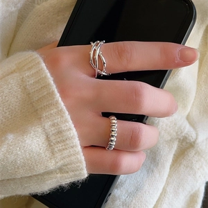Unieke set van zilveren ringen met gedraaide knoop en kralenband in een winterse levensstijl