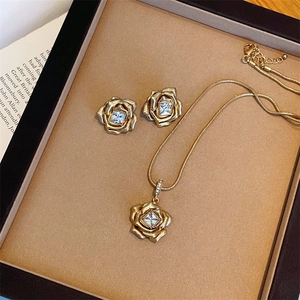 Vintage-Schmuckset aus Goldrosen mit quadratischem Zirkon-Halskette und Ohrringen