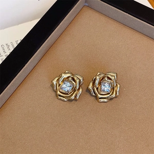 Goldene Rosen-Ohrstecker im Vintage-Stil mit Zirkonia-Kristallen in Schmuckschatulle