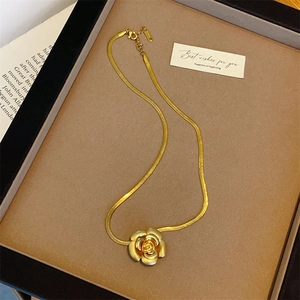 Makroaufnahme einer Vintage-Goldrose mit mattem Finish an einer flachen Schlangenkette