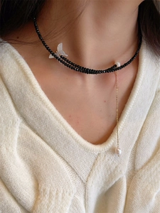 Nahaufnahme eines eleganten zweilagigen schwarzen Perlenchokers mit Perlenanhänger