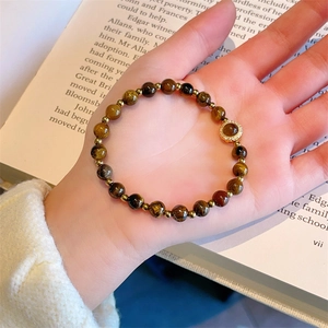 Bracelet en perles d'œil de tigre avec pendentif doré géométrique et cristaux brillants