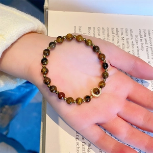 Bracelet en perles de pierre d'œil de tigre naturelle avec breloque dorée sur livre