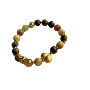 Bracelet en pierres d'oeil de tigre avec pendentif coeur doré et perles serties