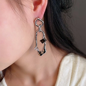 Artistic 925 silver irregular chain earrings with geometric emerald and black gemstones