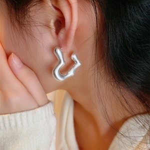 Boucles d'oreilles argentées mates forme vague irrégulière avec finition brossée