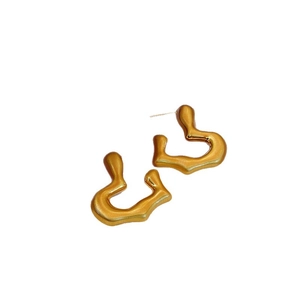Boucles d'oreilles cœur en bambou doré mat au design minimaliste en métal liquide