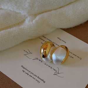 Retro hollow oval stud earrings in brushed gold and white on romantic gift card