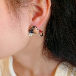 Boucle d'oreille incurvée minimaliste en métal brossé plaqué or 18 carats