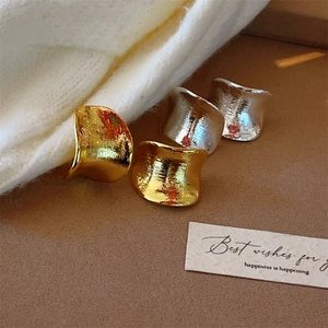 Boucles D'oreilles Puces Minimalistes Surface Large Courbée Pour Femmes Cuivre Plaqué Or 18K Avec Tige En Argent 925