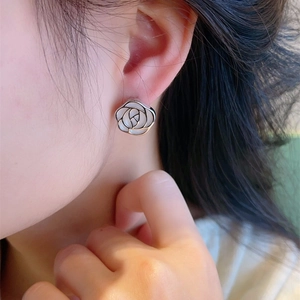 Élégantes boucles d'oreilles rose en nacre de style français avec finition argentée