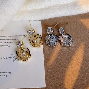 Boucles d'oreilles camélia élégantes en or et argent avec pétales nacrés et zircon