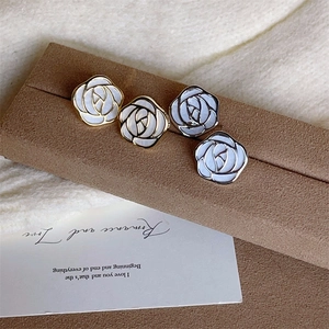 Boucles d'oreilles roses avec incrustation de nacre en finitions dorée et argentée