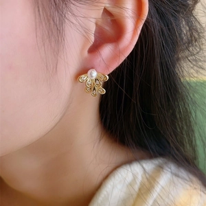 Elegant gold flower stud earring featuring a central pearl and micro-pave zirconia petals