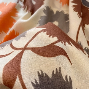 Gros plan détaillé sur le tissu en lin imprimé fleuri avec texture et drapé élégants