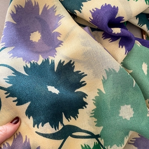 Vue détaillée de la texture et de la douceur du tissu de l'écharpe en coton et lin