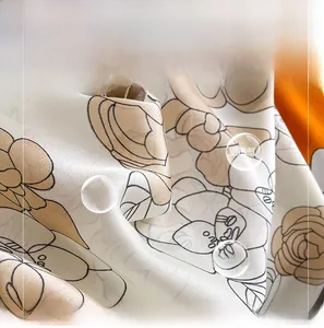 Vue détaillée du tissu de l'écharpe en soie camélia avec un imprimé floral élégant