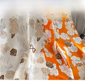 Détail du tissu en soie avec imprimé camélia et texture drapée élégante