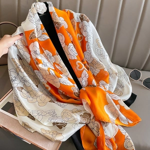 Écharpe élégante en soie orange et blanche avec motif rose marron et détails cœurs