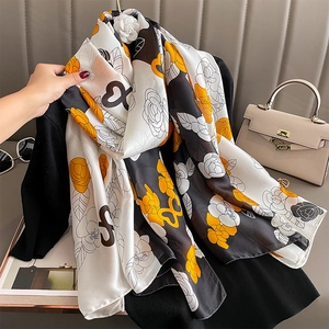 Élégant foulard en soie à fleurs de camélia noir blanc et orange pour femmes