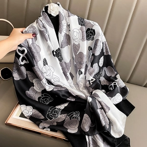 Écharpe élégante en soie camélia noir et blanc pour femme avec un tombé fluide chic