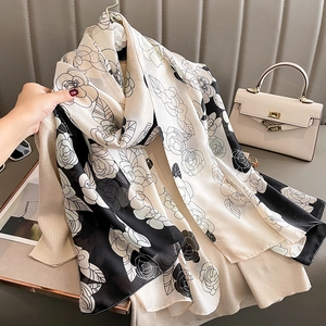 Vue détaillée d'un foulard en soie léger avec motif floral de camélia noir et blanc