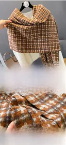 Détail d'une écharpe douce effet cachemire avec motif à carreaux marron et bords cousus