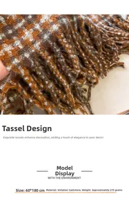 Détail d'une écharpe douce effet cachemire à carreaux marron avec des franges