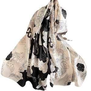 Élégant foulard en soie à motif camélia noir et blanc avec un fini satiné chic