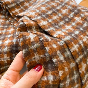 Gros plan du tissu d'écharpe épais à carreaux montrant la texture douce et les motifs