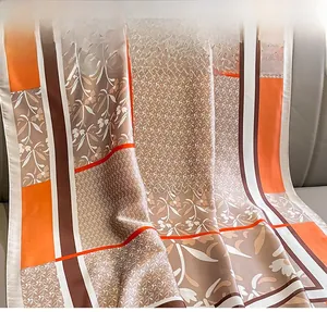 Vista dettagliata della trama lucida e della stampa floreale di questo foulard in seta