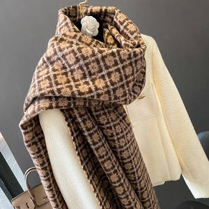 Écharpe d'hiver à carreaux marron en simili cachemire avec une veste élégante